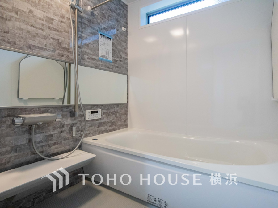 ゆったりとした大き目の浴槽が嬉しい。毎日の疲れを取る癒しの場所だからこそこだわった空間です。リラックスできる優しいカラーで、時を忘れるほどのんびりできる空間に。