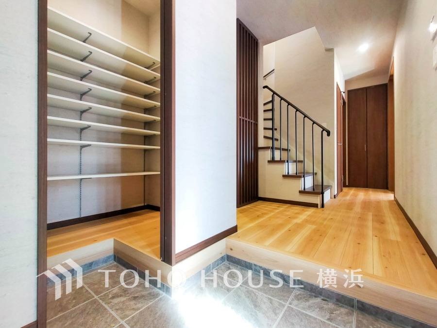 上質感漂う玄関と廊下。居住者の帰り、訪れる方を優しく迎える・安らぎに満ちた生活空間を予感させる。健やかな暮らしを楽しめることでしょう。