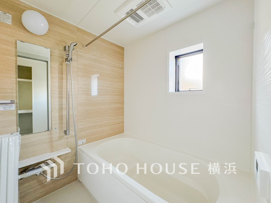 1日の疲れを癒すバスルームは、心地よいリラックスを叶える清潔感溢れる美しい空間です。心からゆったりと寛いでいただけるよう、ゆとりのスペースを確保してます。