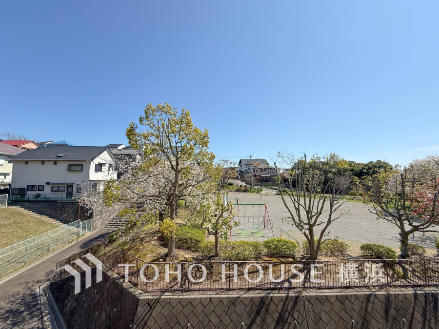 開放感があり、遮るものもなく気持ちのいい景色が広がります。公園の木々に四季を感じられます。お部屋にも爽やかな風と暖かく柔らかな日差しが差し込み、毎日の暮らしを豊かに彩ります。