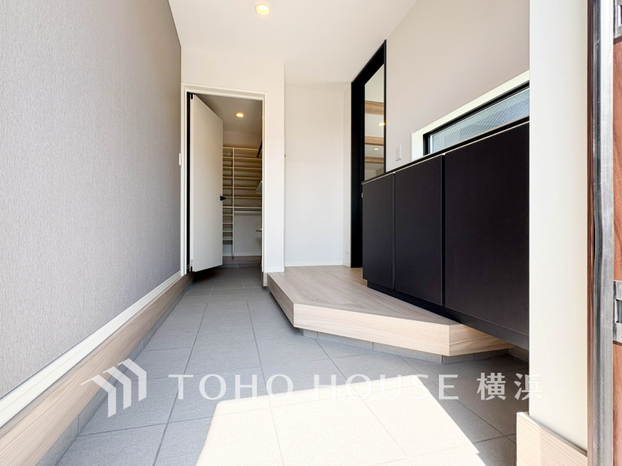 清潔感溢れる玄関がお出迎えする本邸宅の物語は、ここから始まる日常を期待させます。この場所には「希望」と「優越」で包み込んでくれる「特別」な空間があります。