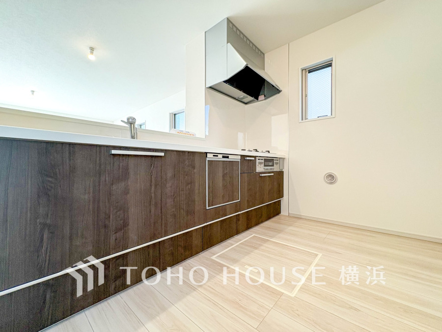 ご家族みんなで調理ができる位のスペースを実現したキッチン空間となっております。みんなで作った料理を召し上がりながらの会話は、どのような物になるのでしょうか。