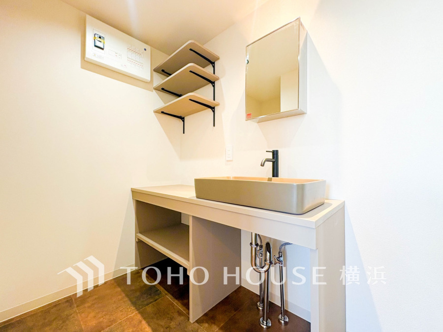 お洒落な洗面空間は収納もあり、清潔で心地よいリフレッシュ空間です。
