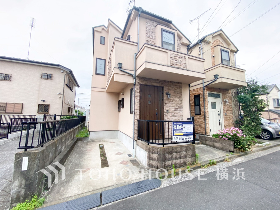 閑静な街並みに調和する落ち着いた外観。ふりそそぐ陽射しと青空を背景に美しさを醸す佇まい。
