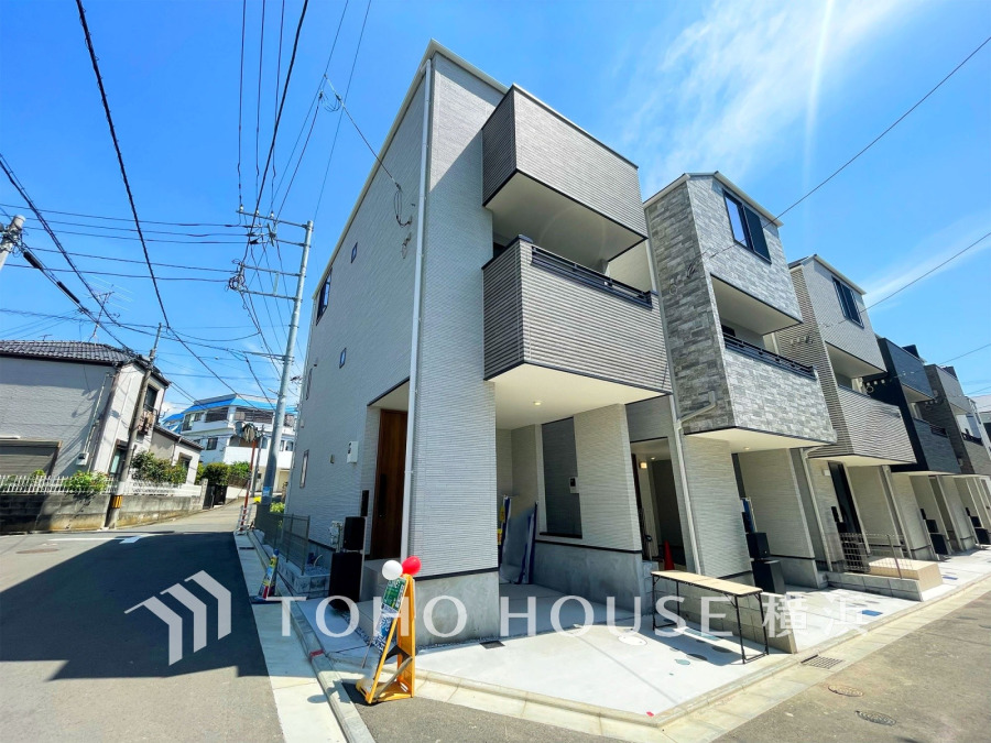 住む人を映し出す洗練された佇まいは、いつまでも輝き続けながらいつしか街の風景に溶け込んでいきます。