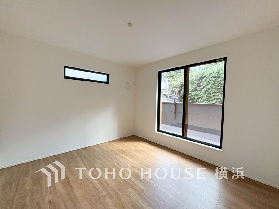 ひとりの時間をゆったり過ごしたり、静かな環境で趣味に打ち込んだり、自分時間を快適に過ごすプライベートルーム。大きな窓で彩られた空間は、心地よい風と伸びやかな眺めを愉しむ特等席に。