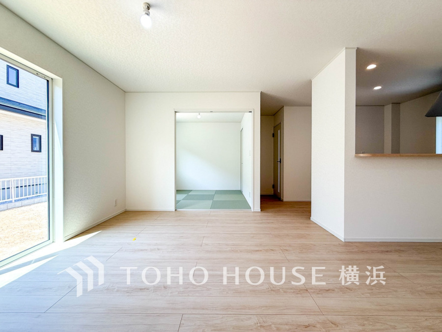 リビングは、家族と共有する生活圏。和室が隣接しており、明るく開放的な居住空間を提供します

