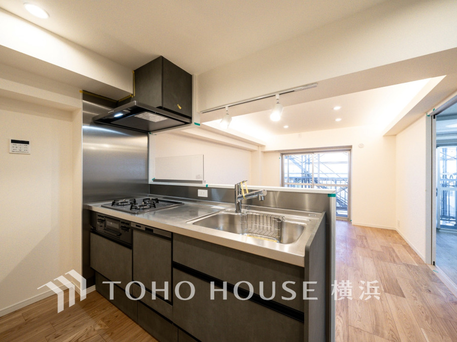 スタイリッシュな対面キッチンを採用。リビングが見渡せるので、お子様を安心して遊ばせながら家事ができ、リビング学習をするお子様にも声がかけやすい自然な距離感。 