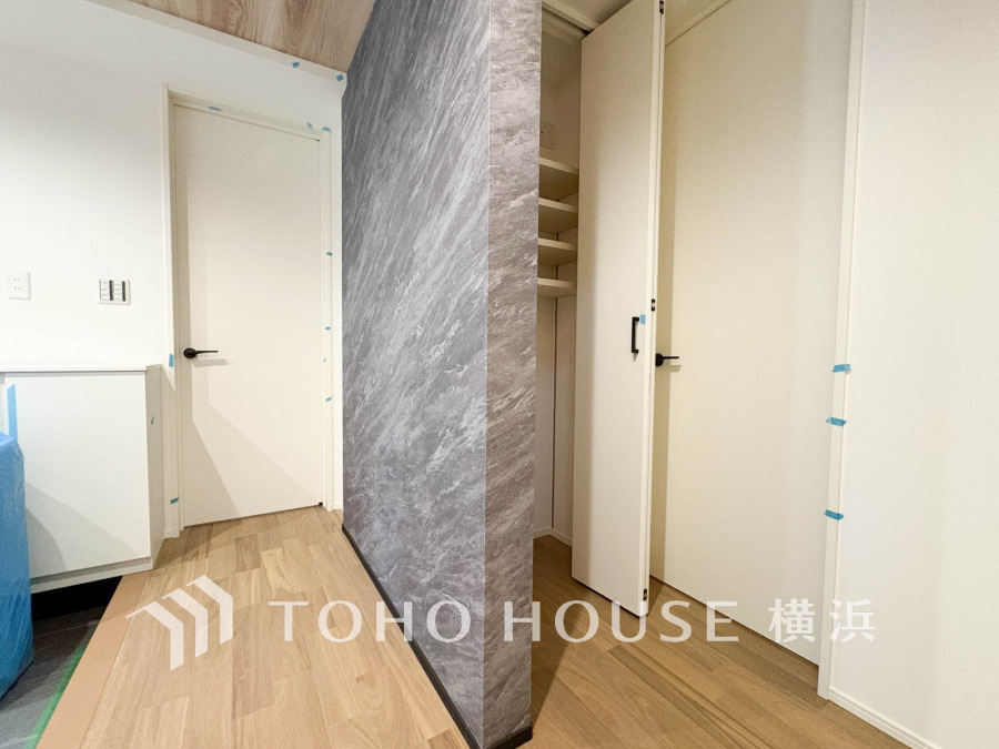 上質感漂う玄関と廊下。居住者の帰り、訪れる方を優しく迎える・安らぎに満ちた生活空間を予感させる。健やかな暮らしを楽しめることでしょう。