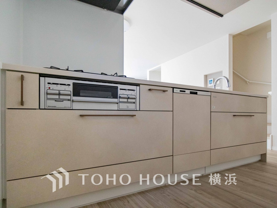 スタイリッシュなビルトインガスコンロと食洗機を備えた、機能的で使いやすいシステムキッチンです。