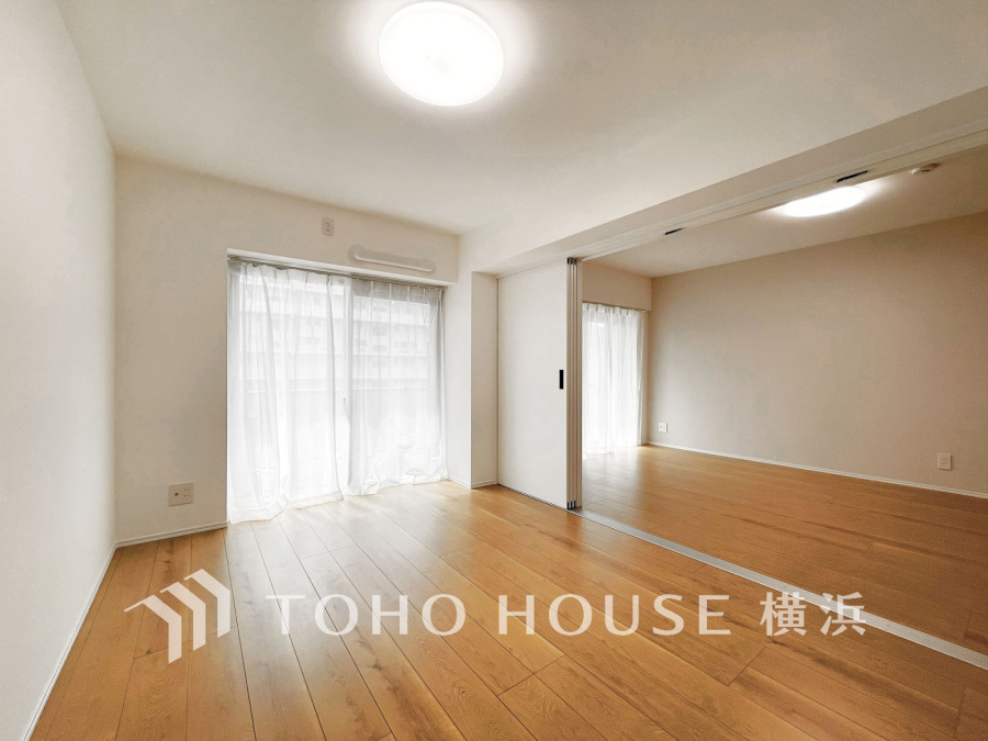 南向きの明るい洋室は、扉を開放して隣接するリビングと一体化して使うことも可能です。
