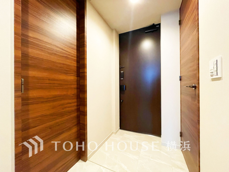 豊かなプライベートタイムへ誘うモダンテイストな玄関。デザインや素材が美しい調和を奏でている空間です。お客様をお迎えする玄関は落ち着いた雰囲気です。