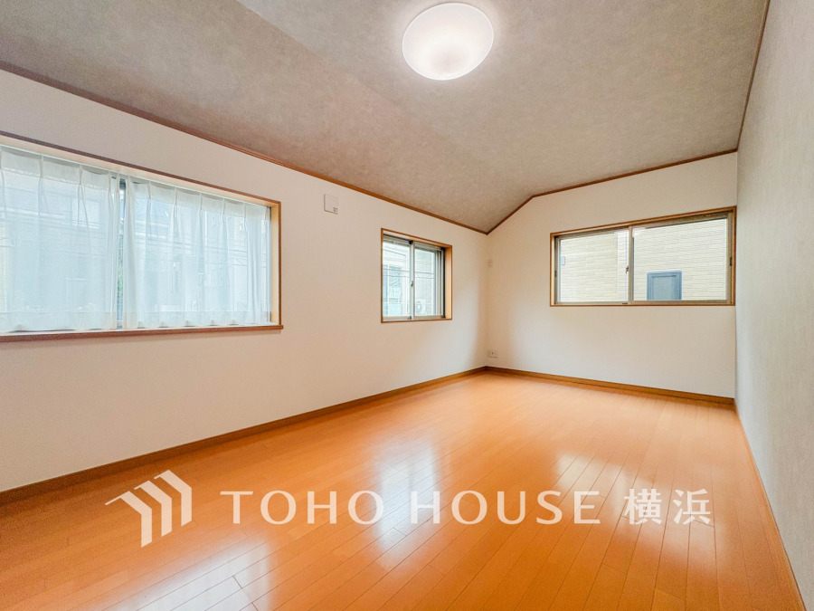 洋室はすべて8帖以上のゆとりある空間。2面採光の明るい空間です。