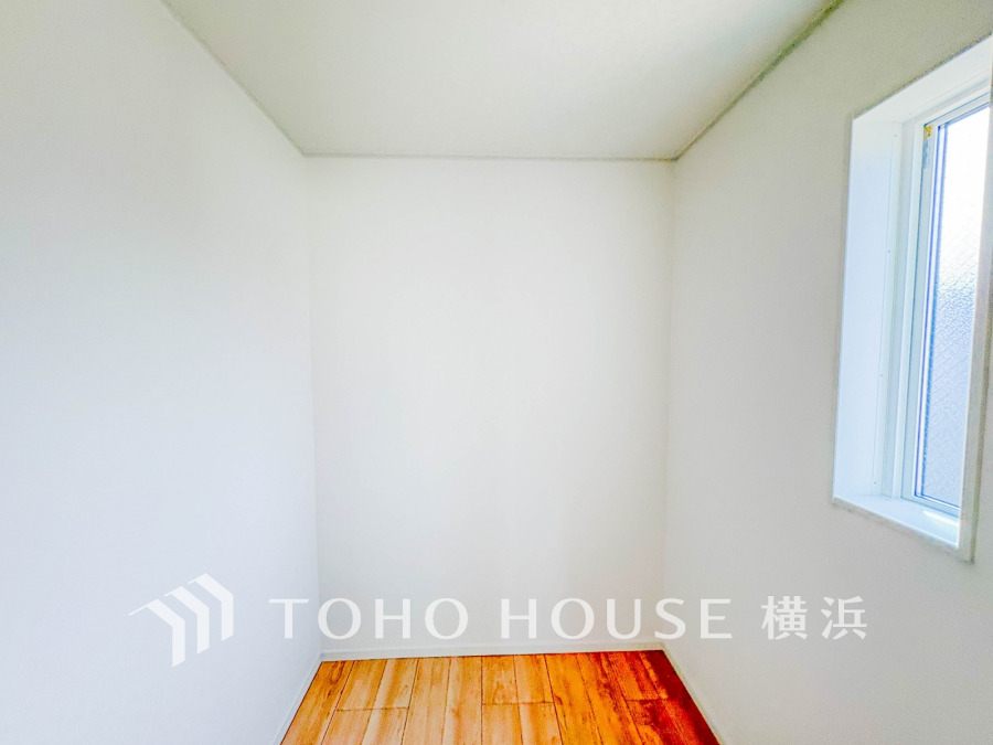 洋服やバッグなどかさばる物を大量に収納できます。タンスなどの収納家具を置かずに済むので、お部屋を丸ごと使えてスッキリ♪