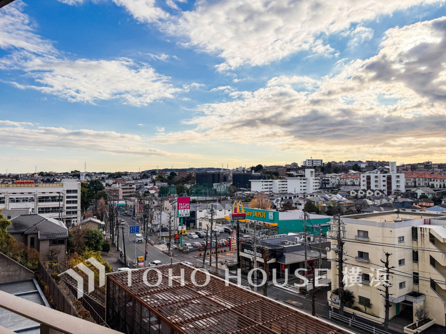 開放感があり、遮るものもなく気持ちのいい景色が広がります。お部屋にも爽やかな風と暖かく柔らかな日差しが差し込み、毎日の暮らしを豊かに彩ります。