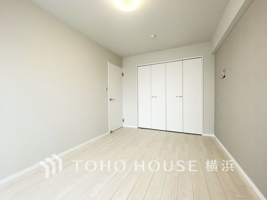 大容量のクローゼットを備えた洋室。プライベートな自分時間を快適に過ごせるお部屋です。