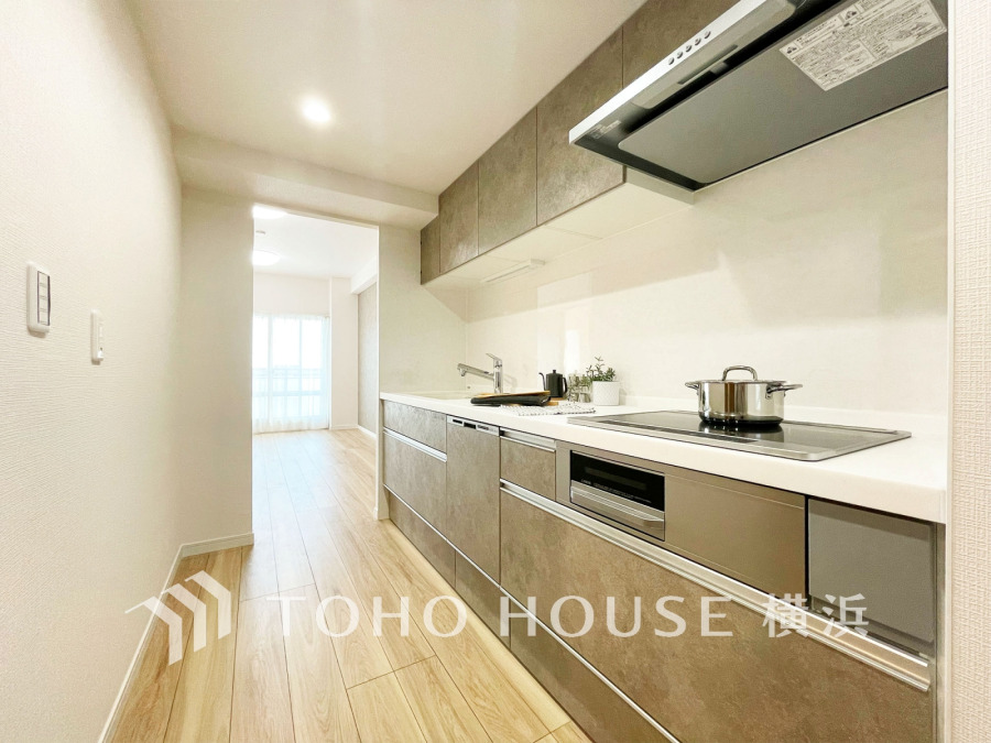 新規交換された清潔感溢れるシステムキッチンは便利な食洗機付き。