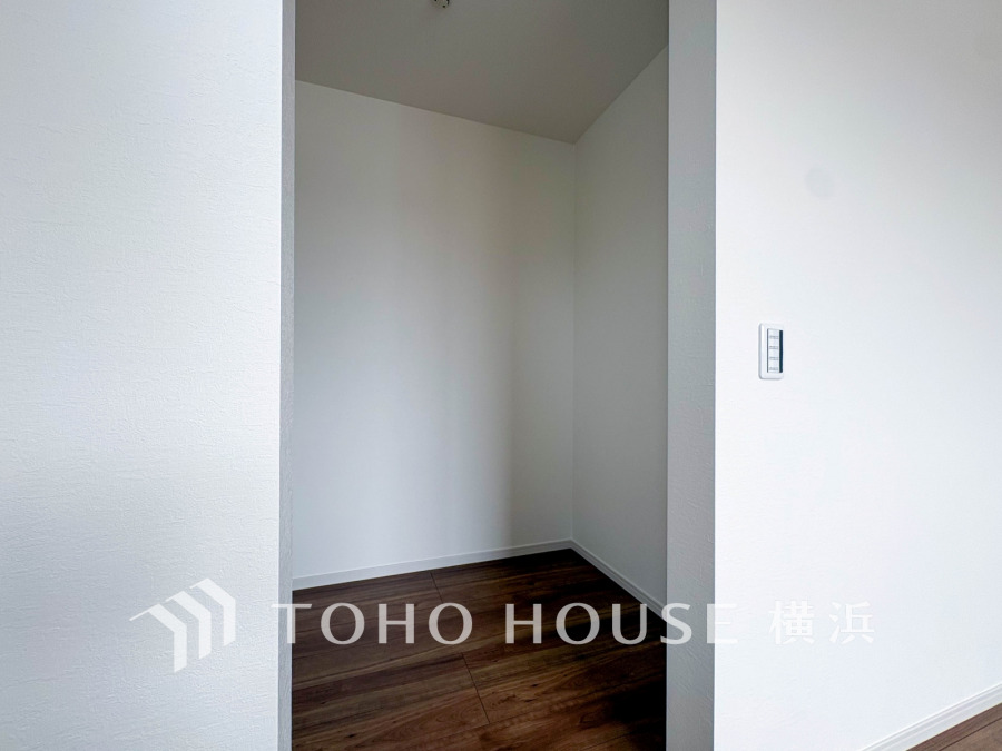 ウォークインクローゼットを完備。お子様のおもちゃやゴルフバックなど、大きなお荷物をお持ちの方や、季節物の家電製品やキャリーバック、お荷物が多い方でも安心のスペースです。