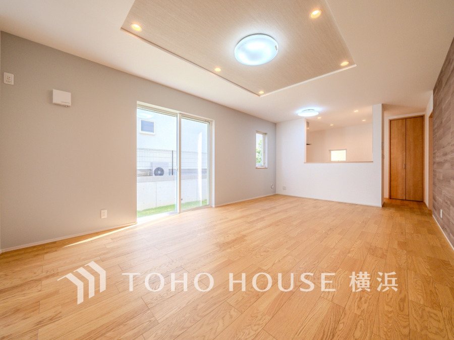 和やかで洗練された空間の演出。寛ぎとコミュニケーションを育む居心地のよい場所。やわらかな陽射しが降り注ぎ、室内に開放感と爽快感をもたらします。