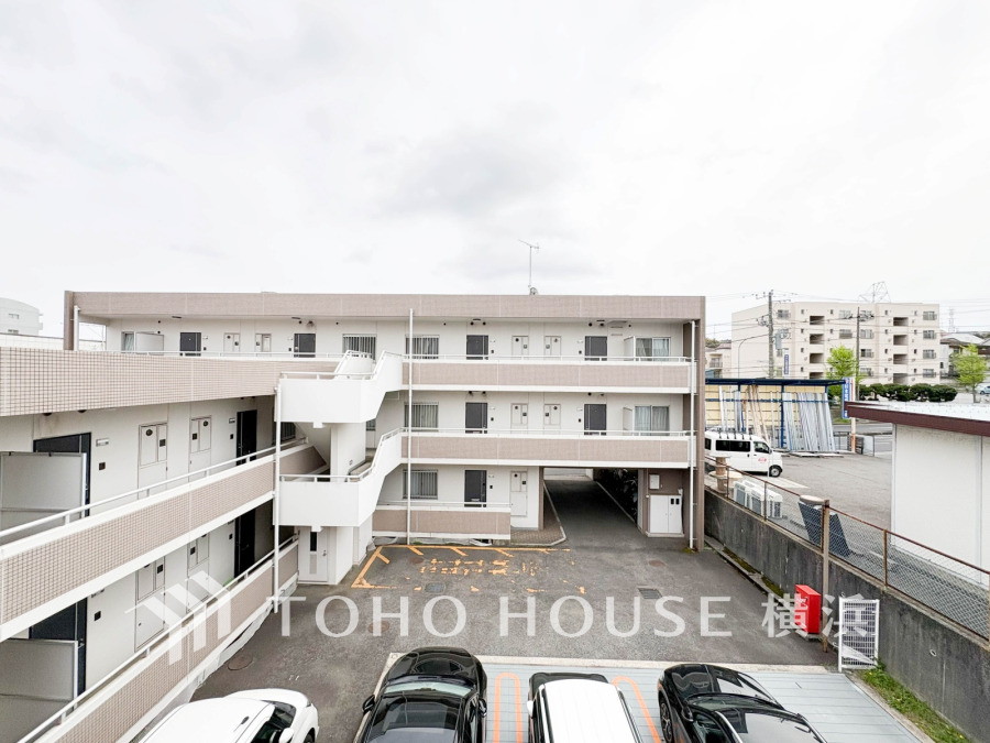 この開放感ある眺望と共に閑静な住宅街の季節感を演出する四季折々の変化を楽しめる心地よい場所となることでしょう。