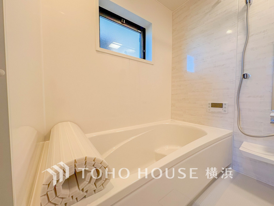 上質が感じられるカラーリングで、清潔な空間美を実現。一日の疲れが癒される優雅なバスタイムを堪能できるゆとりあるバスルームです。