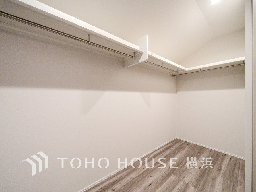 大切な衣類を機能的に収納できるウォークインクロゼット。ゴルフバッグやキャリーバッグなどもすっきりと片付けられます。高い収納率を実現する多彩な収納スペースを確保しました。