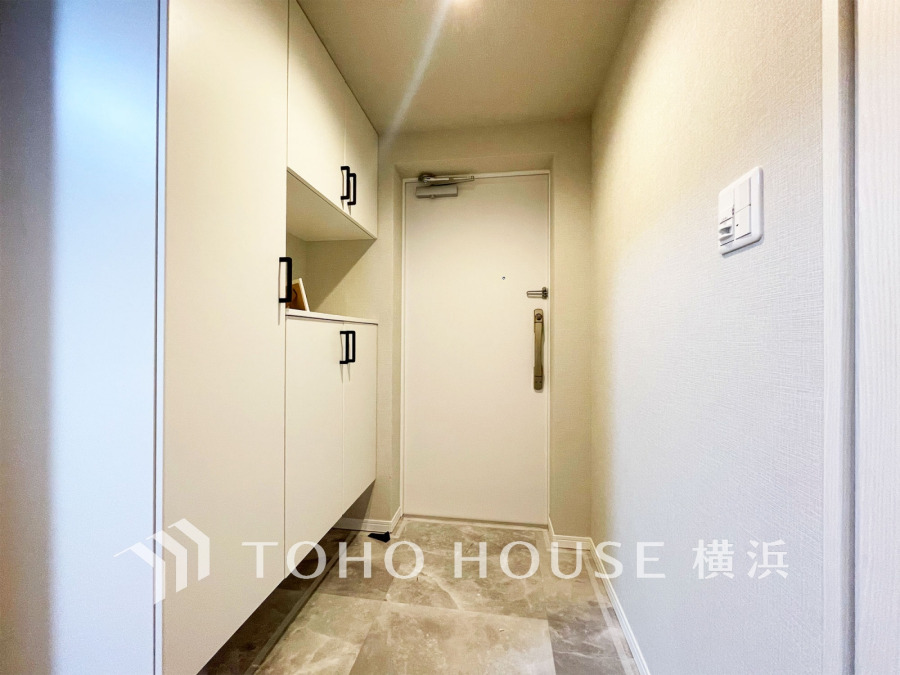 玄関スペースは収納豊富なシューズボックスでスッキリとした空間を実現しています。