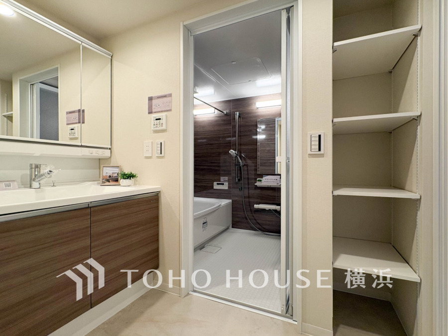 落ち着いた色使いのパウダールームはドレッシーな雰囲気で、上質を感じられる空間。朝晩のケアをする大切な場所だからこそ、ゆったりした落ち着きと清潔感を持たせました。