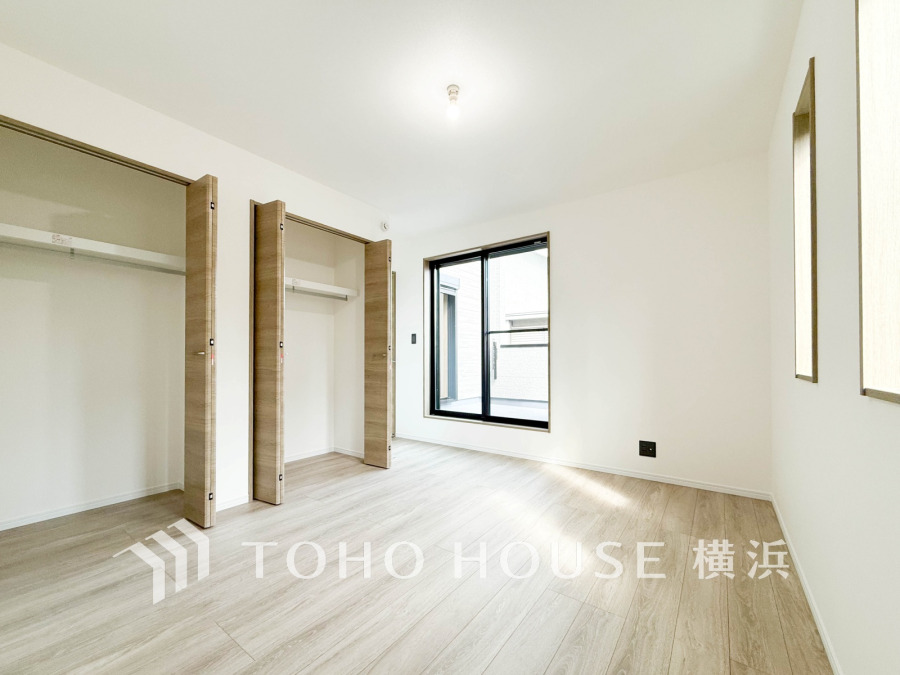 自然光がたっぷり入る明るい洋室。大容量のクローゼットで収納力も充実しています。