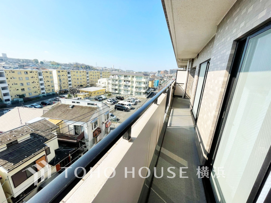 たっぷりの陽光が差し込むバルコニー。健やかな暮らしを守る太陽の恵みを存分に享受できます。爽やかな風と暖かな陽射しが紡ぐハーモニーが日々の暮らしのBGMになることでしょう。