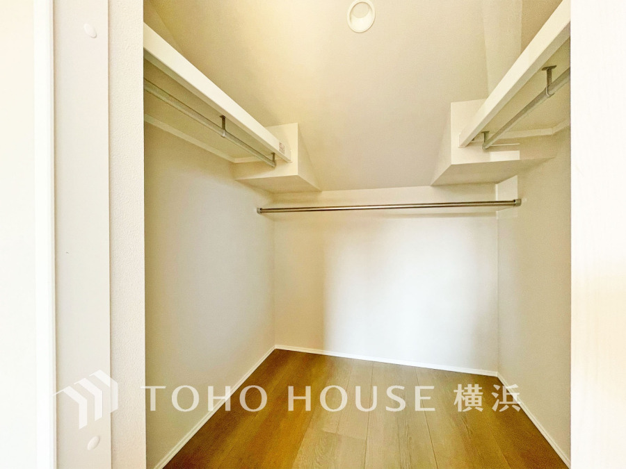 たっぷりとした収納スペース・ウォークインクローゼット。その収納力は是非ご自身の目でお確かめください。冬物のコートやスーツなど、大切なお洋服を皺なく収納できます。