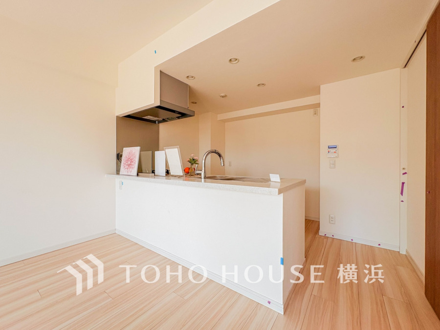 明るく開放的な対面キッチンは、家族との会話を楽しみながら調理ができる快適な空間です。