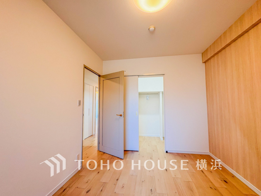 木目のアクセントクロスが温かみを演出する6.3帖の洋室。WIC付きで収納も充実しています。