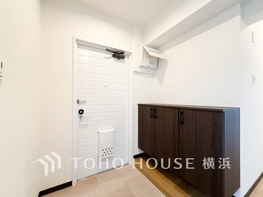 上質感漂う玄関と廊下。居住者の帰り、訪れる方を優しく迎える・安らぎに満ちた生活空間を予感させる。健やかな暮らしを楽しめそう。