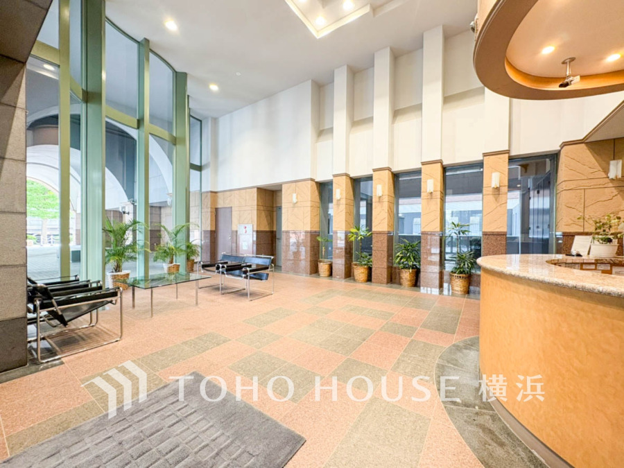 上品で清潔感があるエントランスは住人やゲストを迎え入れ、そして送り出す場にふさわしい上質な空間です。プライベート感が高まるシックな装いのエントランス。