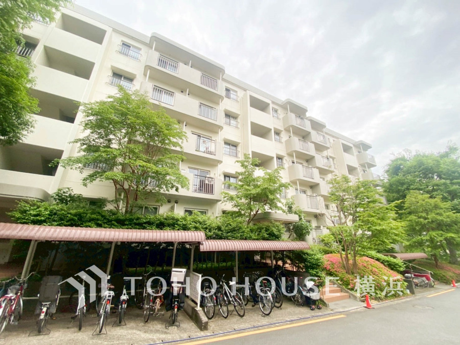 住む人を映し出す洗練された佇まいは、いつまでも輝き続けながらいつしか街の風景に溶け込んでいきます。