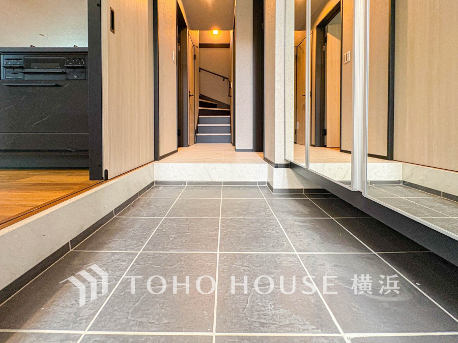 清潔感溢れる玄関がお出迎えする本邸宅の物語は、ここから始まる日常を期待させます。この場所には「希望」と「優越」で包み込んでくれる「特別」な空間があります。