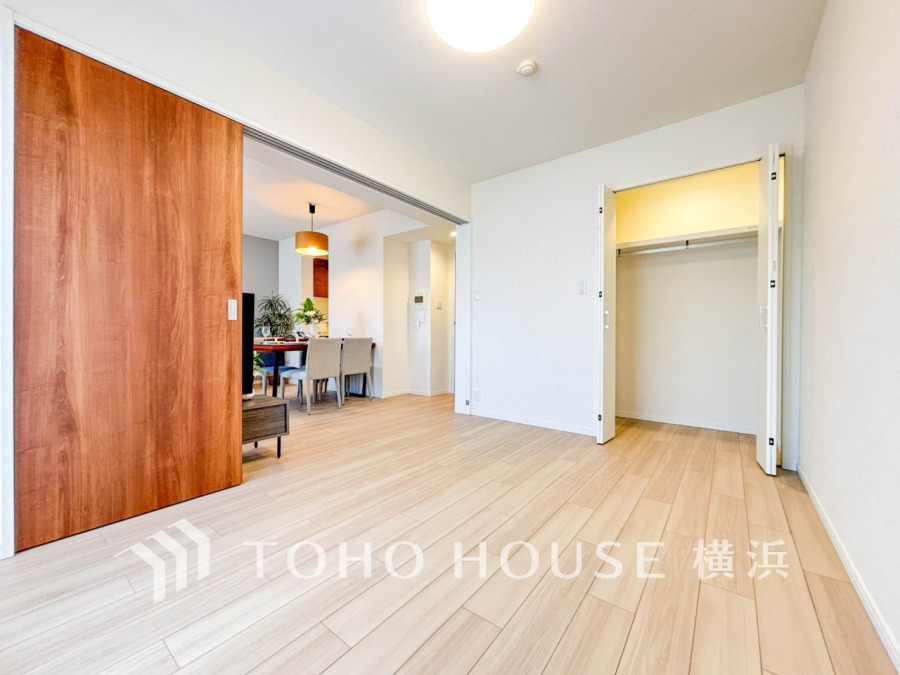 快適に過ごす条件は、一人ひとり違います。飾リ過ぎないシンプルな内装と偏り過ぎないデザインで統一しております。居住していく中でオーナー様だけの【マイホーム】に創り上げて下さい。