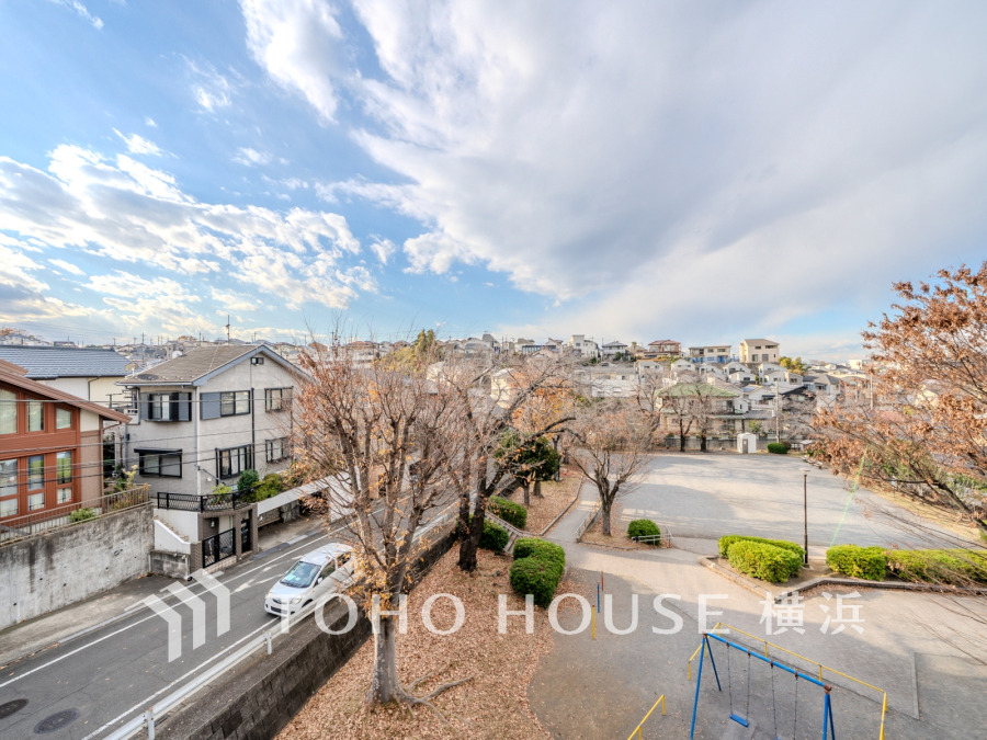 穏やかな住宅街に位置し、広々とした公園と季節の移ろいを感じられる住環境が魅力です。