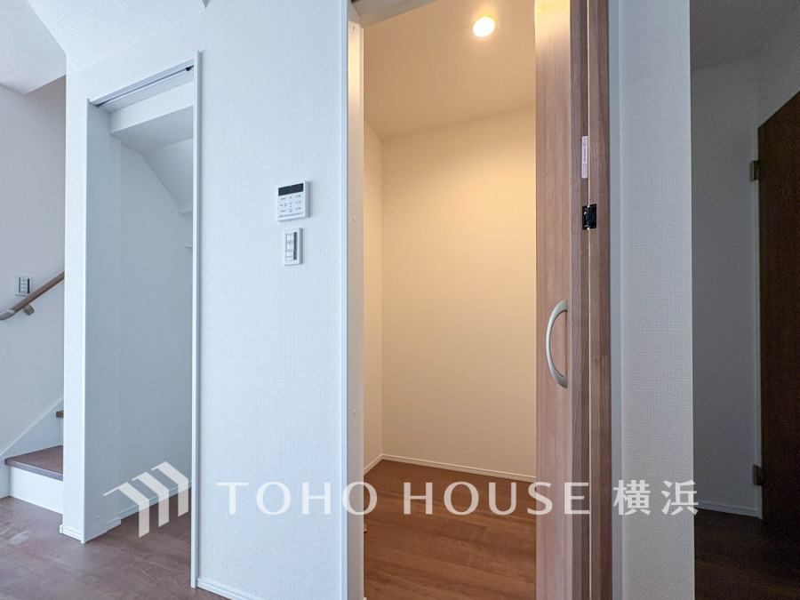 長期保存できる缶詰や調味料などの食品類の他、かさばるペーパーやラップ類をまとめて収納しておけます。キッチンまわりの掃除用具などを置くのにも便利ですね。