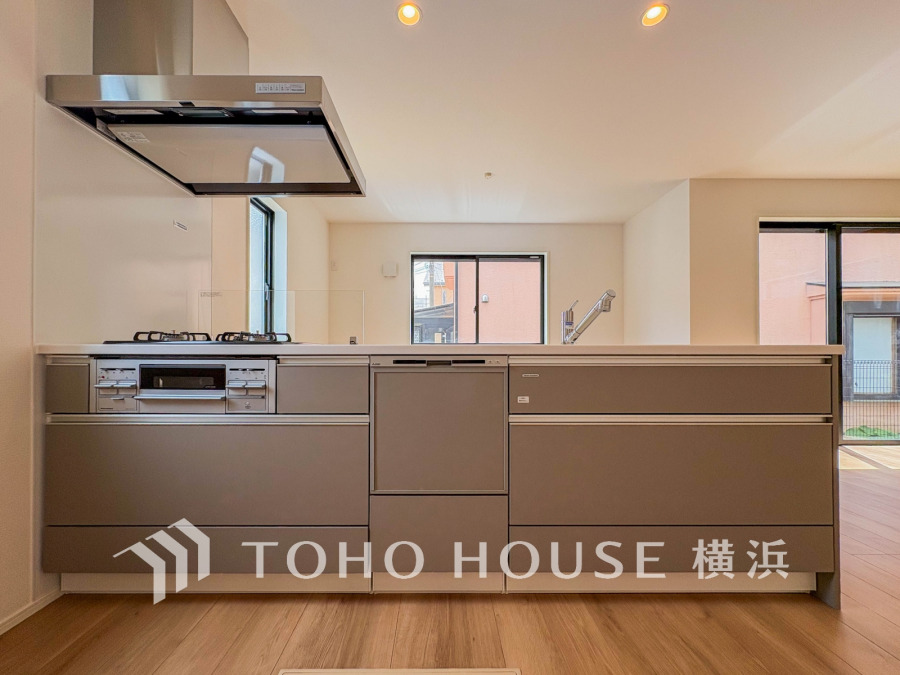 内装の主役でもあり、日常活躍する重要な水回りでもあるからこそ機能性・デザイン性に力を入れております。お手入れのしやすいシステムキッチンを採用しております。