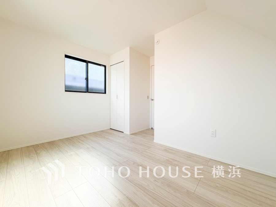 穏やかな風と陽光を導き、プライバシーに配慮された設計プランを採用し、居住性を一段と心地よいものにしています。明るく開放的な空間を演出しております。