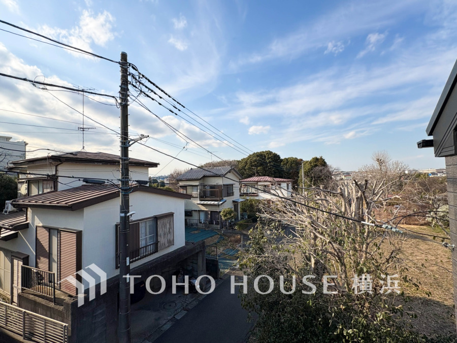 閑静な住宅街の穏やかな街並みと、開放感あふれる青空が広がる快適な住環境です。