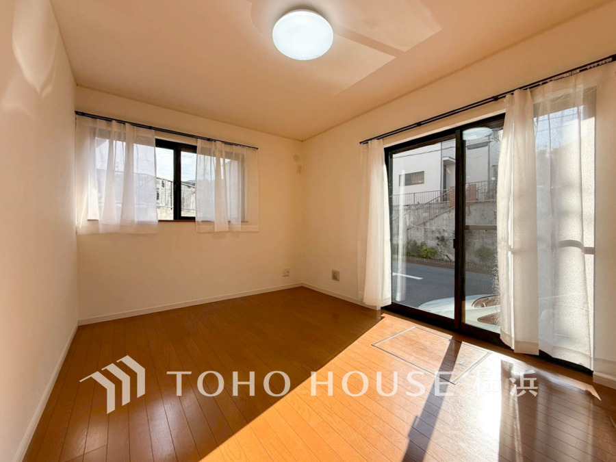 南向きの窓からたっぷり陽光が差し込む明るい洋室。シンプルで使いやすい空間です。