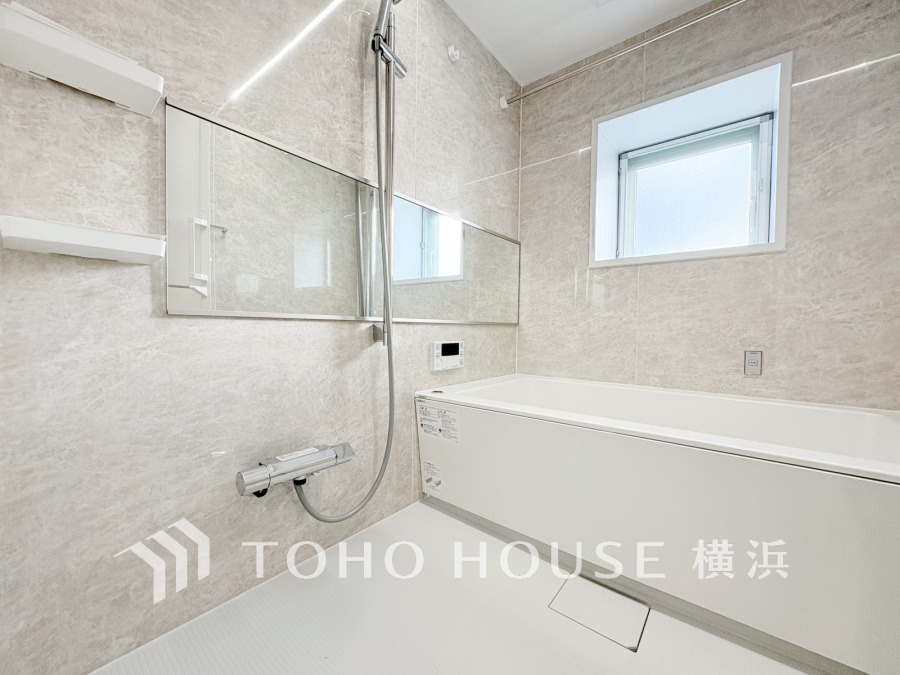 1日の疲れを癒すバスルームは、心地よいリラックスを叶える清潔感溢れる美しい空間です。心からゆったりと寛いでいただけるよう、ゆとりのスペースを確保してます。