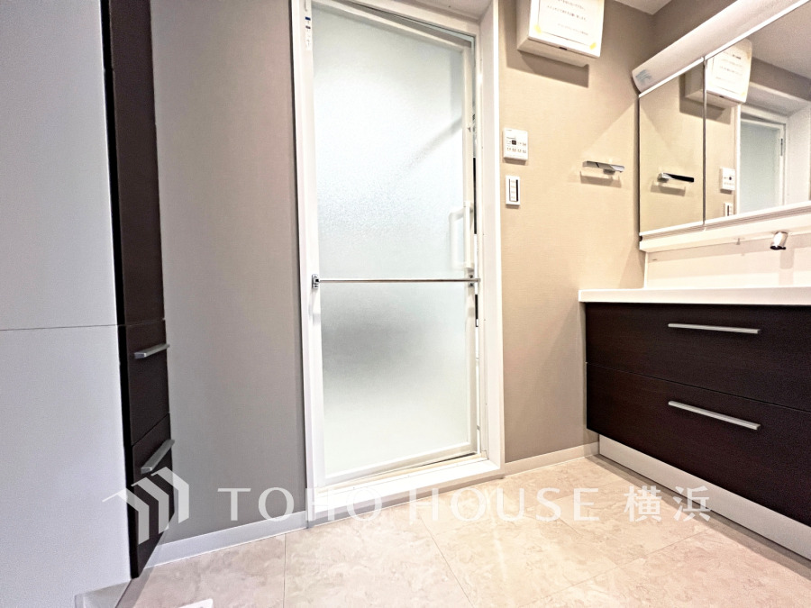 新規交換された洗面化粧台は美しく使いやすい機能が備えられています。