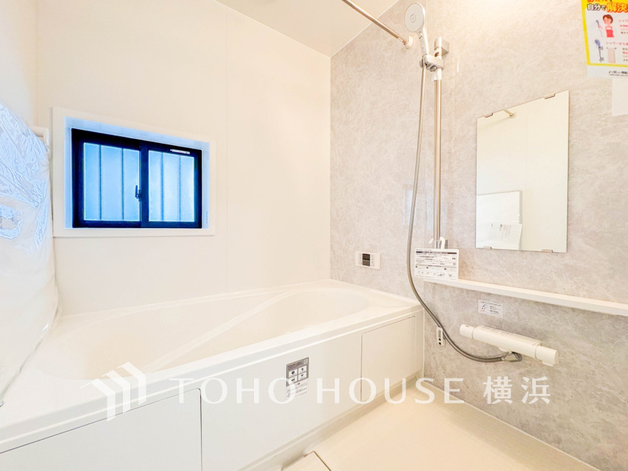 心地よいリラックスを叶える清潔感溢れる美しい空間。快適で機能的なバスルームです。
