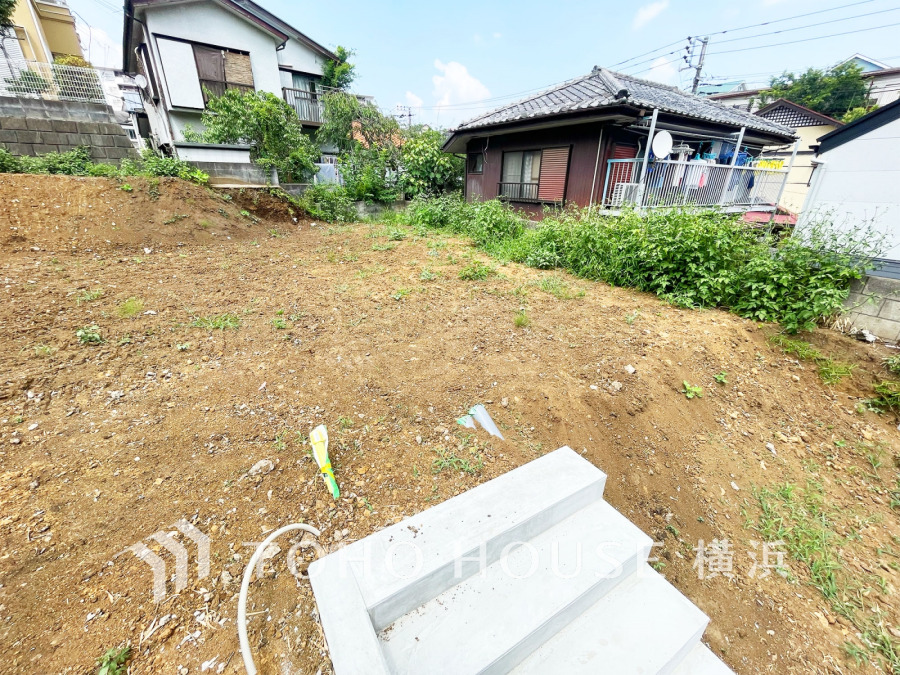 前面道路との程よい高低差があり開放感があります
