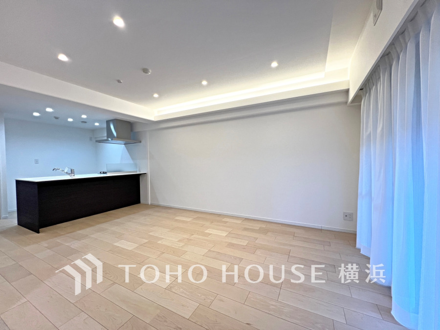 南向きの大きな窓からたっぷりと光が入る明るい空間。