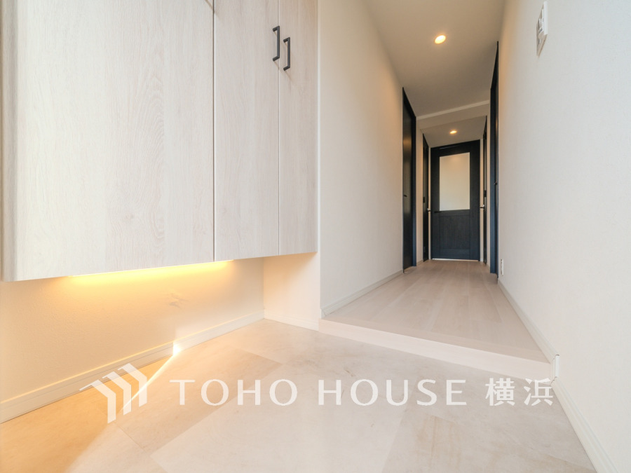 上質感漂う玄関と廊下。居住者の帰り、訪れる方を優しく迎える・安らぎに満ちた生活空間を予感させる。健やかな暮らしを楽しめることでしょう。